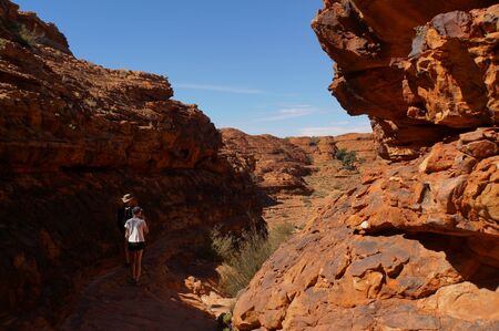 KINGS CANYON, AUSTRALIA May 5, 2015: young women and man hiking into the Kings Canyonのeditorial素材