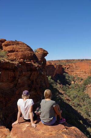 KINGS CANYON, AUSTRALIA May 5, 2015: young womens enyoing view of the Kings Canyon, Watarrka National Parkのeditorial素材