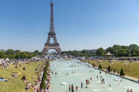 Paris, France, June 27, 2019: tourists and locals taking a bath in the Jardins du Trocad ro Guardians of the Trocadero under the powerful water cannons. new heat records over 45 degrees celiusのeditorial素材