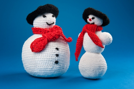 Fat and skinny crochet snowmenの写真素材