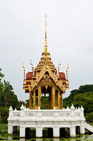 Buddha in the middle of the water.Suan luang Rama 9.Garden in Bangkok, Thailandの写真素材