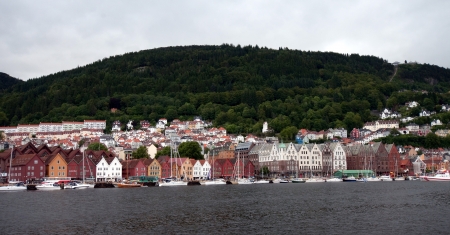 BERGEN - JUNE 27  People at Hanseatic Bryggen on JUNE 27, 2011 in Bergen, Norway  Part of Bryggen buildings were destroyed in fire in 1955  Remaining pulp is used to souvenir shops, cafes and museums のeditorial素材