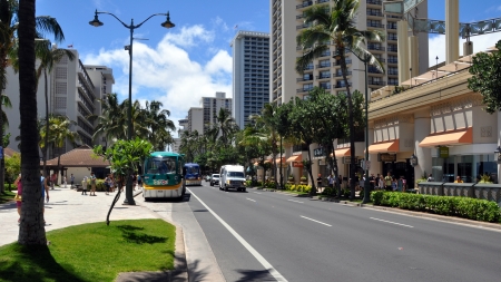 OAHU, HI - JUNE 22, 2013 -Main road behind Waikiki beach June 22, 2013 in Oahu  Waikiki beach is beachfront neighborhood of Honolulu, best known for white sand and surfingのeditorial素材