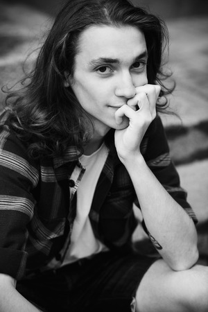 Black-and-white outdoor portrait of a young man
の写真素材