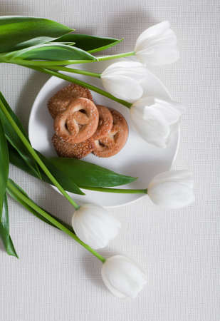  White Tulip Flowers and Pastryの写真素材
