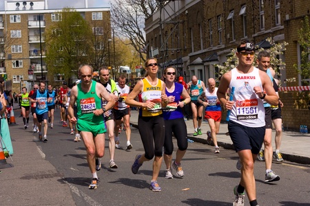 LONDON - APRIL 22: Unidentified people runs the London marathon on April 22, 2012 in London, England, UK. The marathon is an annual event.のeditorial素材
