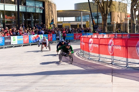 LONDON - APRIL 22: Unidentified wheelchair racers at the London marathon on April 22, 2012 in London, England, UK. The marathon is an annual event.のeditorial素材