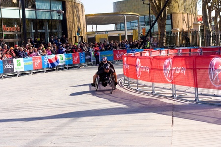 LONDON - APRIL 22: Unidentified wheelchair racers at the London marathon on April 22, 2012 in London, England, UK. The marathon is an annual event.のeditorial素材