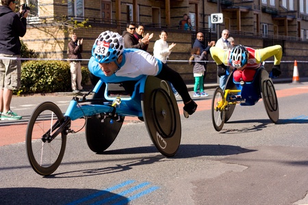 LONDON - APRIL 22: Unidentified wheelchair racers at the London marathon on April 22, 2012 in London, England, UK. The marathon is an annual event.のeditorial素材