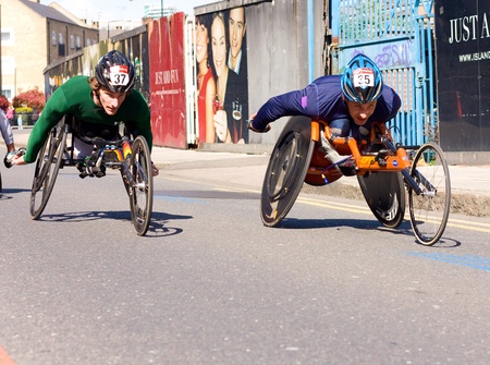 LONDON - APRIL 22: Unidentified wheelchair racers at the London marathon on April 22, 2012 in London, England, UK. The marathon is an annual event.のeditorial素材