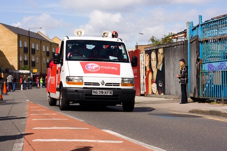LONDON - APRIL 22: lead vehicle for elite men at the London marathon on April 22, 2012 in London, England, UK. The marathon is an annual event.のeditorial素材