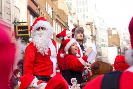 LONDON-DEC 15: Unidentified santa's in the street at the Santacon street festival in London, England, Uk. Santacon is an annual event.のeditorial素材