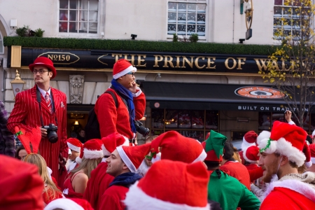 LONDON-DEC 15: Unidentified santa's in the street at the Santacon street festival in London, England, Uk. Santacon is an annual event.のeditorial素材