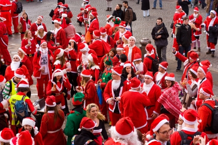 LONDON-DEC 15: Unidentified santa's in the street at the Santacon street festival in London, England, Uk. Santacon is an annual event.のeditorial素材