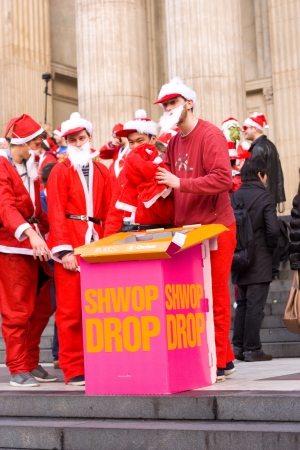 LONDON-DEC 15: Unidentified santa's in the street at the Santacon street festival in London, England, Uk. Santacon is an annual event.のeditorial素材