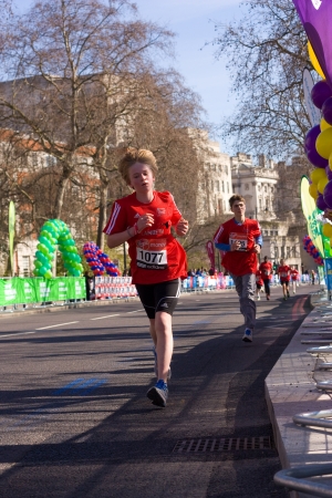 LONDON - APRIL 13: Unidentified children run the London marathon on April 13th, 2013 in London, England, UK. The marathon is an annual event. のeditorial素材