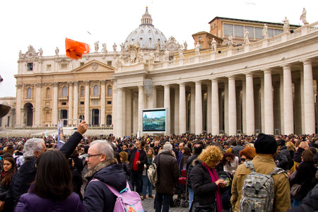 LONDON - JANUARY 26TH: Unidentified people gather in st peters square to see the pope on the 26th of...