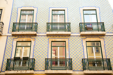 LISBON - JANUARY 10TH: The exterior of a traditional portuguese townhouse on January the 10th, 2015, in Lisbon, Portugal. Portugal is famous for their Azulejo tiling.のeditorial素材