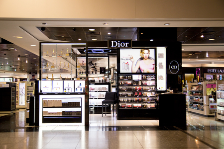 LONDON - SEPTEMBER 5TH: Dior shop at heathrow airport on September the 5th, 2015 in London, england, uk. Heathrow is one of the busiest airports in the worldのeditorial素材