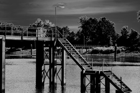 Ein Einkaufswagen auf einem Schiffsanlegerの写真素材