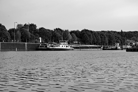 Schiffe im Elbe Seitenkanal vor dem Scharnebecker Schiffshebewerkの写真素材