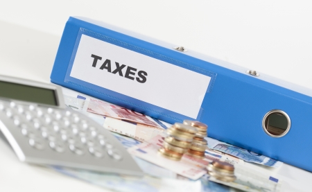Background of Euro banknotes with a single Euro coin standing on top.

Short Depth of field with front and back part blurred out of focus.の写真素材