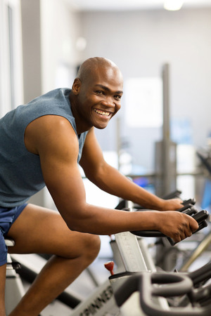 healthy african american man exercising in gymの写真素材