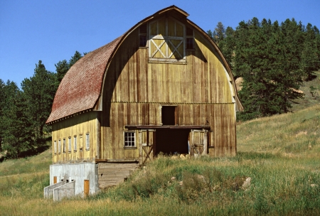 Nederland, Colorado, USA - July 17, 1972 - This rustic barn resides on a hillside in the Colorado Rocky Mountains near the town of Nederland.のeditorial素材