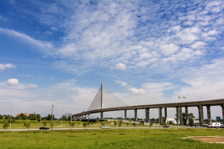 A view  of the Veterans Glass City Skyway Bridgeの写真素材