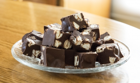 Photo of a batch of freshly made marshmallow fudge displayed in a glass dish on an oak table の写真素材