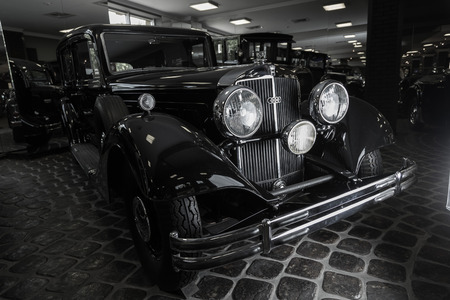 Cadillac V-16 vintage retro car Adler Trumpf Junior brown luxury retro car Cabrio Limousine dark backgroundのeditorial素材