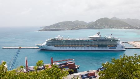 ST MARTIN, ANTILLES - JULY 18, 2013: Cruise ship Freedom of the Seas, anchored at St. Martin on July 18, 2013. Passengers have to be tendered to the island for day excursions. July 18, 2013のeditorial素材