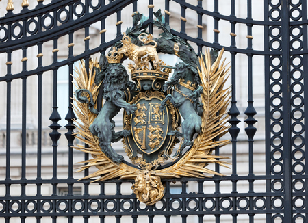 London, United Kingdom - Februari 20, 2019 : Coat of arms on Buckingham Palace fenceのeditorial素材