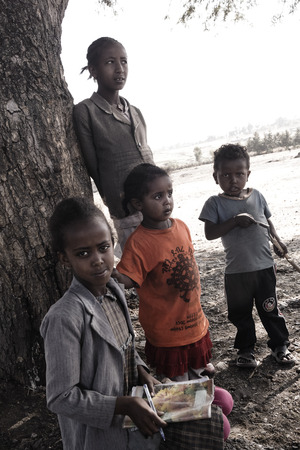 girl with her family sitting near the treeのeditorial素材