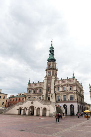 23.07.2019, Zamosc, Poland: city hall in the city of Zamoscのeditorial素材