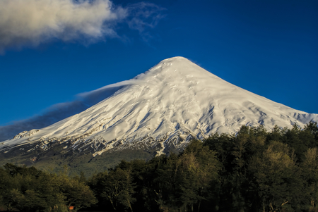 Panoramic view of snow-covered mountain peak in Parque Nacional Vicente Perez Rosalesの写真素材