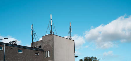 antennas on the roof of the building