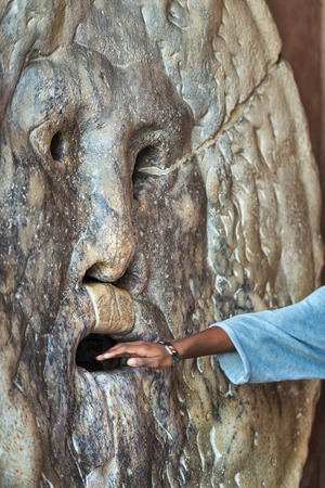 Hand entering the famous \ &quot;mouth of truth \&quot; in the church of Santa Maria in cosmedin in Rome -italyの写真素材