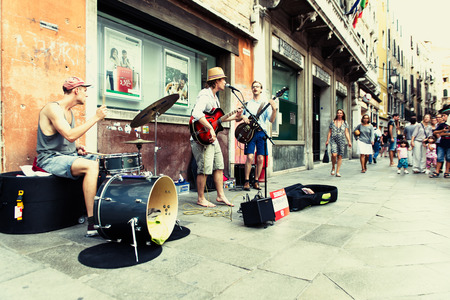 22 August 2013:  Street musician  to Venice busker festival. Italyのeditorial素材