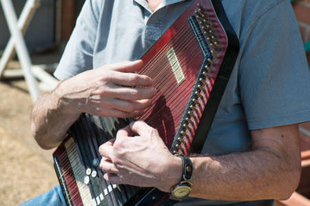 Auto-harp musical instrument with plucked strings, belonging to the family of chordophones.