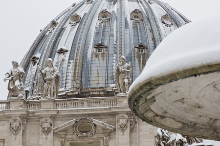The Papal Basilica of Saint Peter is a Late Renaissance church located within the Vatican City.のeditorial素材