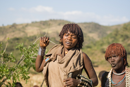 DIMEKA, ETHIOPIA - DECEMBER 27, 2008  Women of the ethnic Hamer group dance and sing at the traditional leaping ceremony  the jumping of bulls  in Dimeka, Ethiopia のeditorial素材