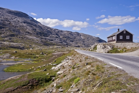 Lake, cabin and road in Norwegian mountainのeditorial素材