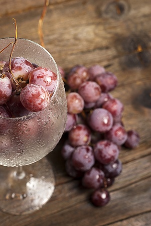 black grapes on wooden boardの写真素材