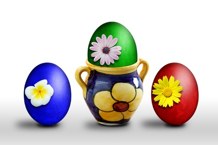 Uova colorate e fioriの写真素材