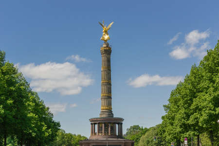 Monument in the center of the Berlin park: Victory Column - Germanyのeditorial素材