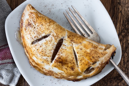 An apple popover on a plateの素材