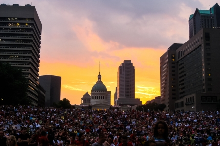 Sunset over city hall, St Louis Missouri.のeditorial素材