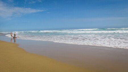 VENUS BAY, AU - JAN 3, 2020: A group of people doing outdoor activities by the beach in South Gippsland. Approximately 300 km from this location, bushfire is destroying East Gippslandのeditorial素材