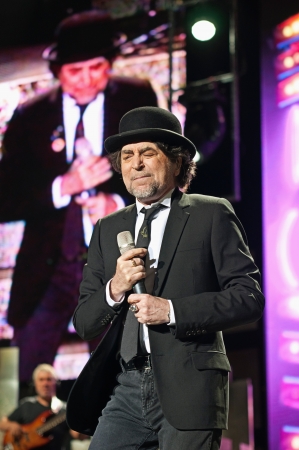 CORDOBA,SPAIN JULY 5  Juaquin Sabina y Juan Manuel Serrat, during their concert tour  two birds fight back  on the Guitar Festival of Córdoba  Córdoba Axerquía Theatre on July 5, 2012 in Cordoba Spainのeditorial素材